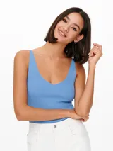 Top celeste de punto con cuello en V, breteles anchos y diseño ajustado.