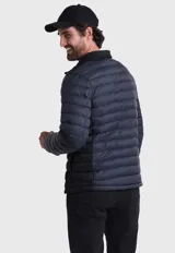 Campera acolchada negra con mangas largas azul marino y capucha gris.