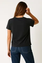 Remera negra de algodón con estampa frontal de una taza de café con la frase "More Espresso Less Depresso".
