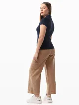 Chomba Tommy Hilfiger azul marino de piqué, corte slim, cuello tipo polo, cartera de dos botones, manga corta y logo bordado en el pecho.