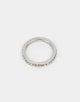 Anillo plateado con strass.