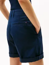 Pantalón corto chino de corte Mom, color azul marino, con bolsillos laterales y traseros, y bajos con vuelta.