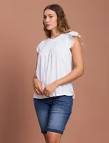 Blusa blanca con detalles de crochet en cuello, mangas y pecho.