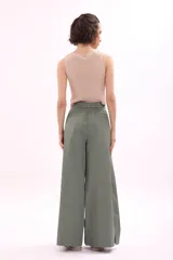 Pantalón palazzo verde oliva de tiro alto y corte amplio.