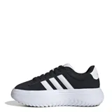 Championes Adidas Grand Court con plataforma, capellada negra de gamuza sintética con las tres tiras blancas de cuero sintético, cuello y lengüeta blancos, cordones blancos y suela de goma blanca con plataforma.