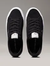 Zapatillas de ante negras con plataforma blanca y logo CK en el lateral.