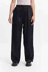 Pantalón jogger de corte ancho color negro con cintura elastizada y lazo ajustable.