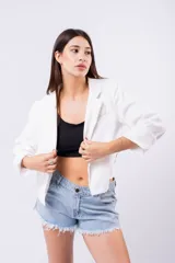 Blazer negro de corte estructurado, con solapas de muesca, manga larga con puños doblados y bolsillos frontales.