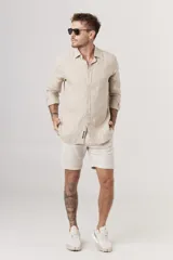 Camisa de lino color beige, de corte recto y manga larga.