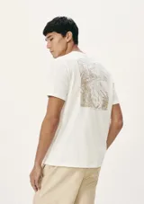 Camiseta blanca de algodón con cuello redondo y mangas cortas. Estampa rectangular con borde negro que contiene la frase "NATURAL ATMOSPHERE" en letras mayúsculas y una imagen de montañas y mar.