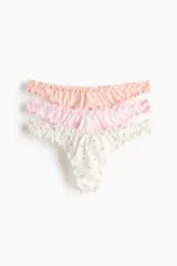 Pack de tres bombachas colaless de tiro bajo con ribete sobrehilado y refuerzo interior. Incluye una bombacha color durazno, una rosa y una blanca con estampado de flores.