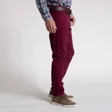 Pantalón de jean color borgoña, corte slim fit, con tecnología Natural Flex y diseño vintage.