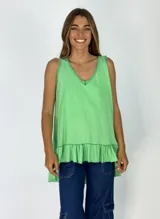 Musculosa rosa con volados en el ruedo.