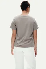 Remera color gris topo, de corte recto y manga corta, confeccionada en tejido de punto suave de algodón con cuello redondo ribeteado.