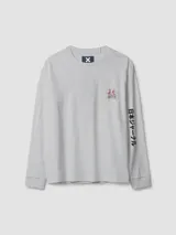 Camiseta gris de manga larga con cuello redondo y puños ajustados. Estampado en la espalda con dos personas cargando una tabla de surf y texto en inglés y japonés. Logo de la marca en la manga izquierda.