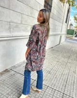 Camisa larga con estampado paisley en tonos azul, rojo y blanco.