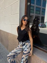 Blusa negra de lino y algodón, con escote en V cruzado y lazos laterales para ajustar.