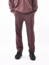Pantalón de jogging negro con cintura elástica y cordón ajustable.