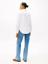 Camisa blanca de algodón Oxford, de corte amplio, con cuello inglés y logo de Tommy Hilfiger bordado en el pecho.