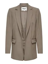 Blazer largo color marrón topo, de corte holgado y tejido sastrero con trama twill. Tiene cuello con solapa y bolsillos delanteros funcionales.