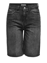 Shorts de mezclilla color negro lavado, con dobladillos deshilachados y ajuste suelto.