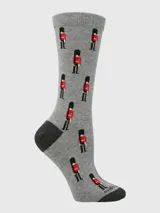 Calcetines largos de algodón color gris jaspeado con estampado repetitivo de guardias reales (UK Guard) en rojo y negro. El talón y la punta son de color gris oscuro.