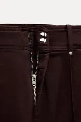 Pantalón de jean azul oscuro, de tiro alto y corte wide leg.