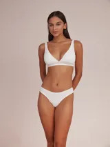 Soutien halter blanco de algodón con breteles finos y detalle de puntilla en escote y breteles.