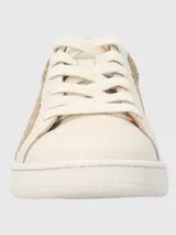 Zapatillas urbanas color blanco con detalles en rafia natural.