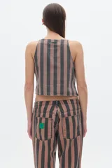 Pantalón de jean corte flare, tiro medio, con rayas verticales color marrón y negro.