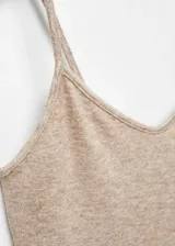 Top corto de punto color beige, con tirantes finos y escote en V.