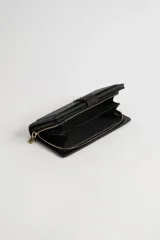 Billetera negra con textura, cierre con broche dorado y compartimento con cierre de cremallera.