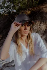 Gorra de béisbol color gris metalizado, confeccionada en ecocuero.