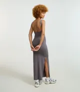 Vestido midi gris de punto, con breteles anchos y escote cuadrado. Presenta una abertura lateral en la falda.