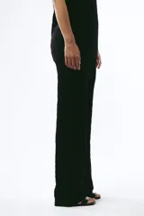 Pantalón de tejido de punto color crema, de tiro alto y pierna ancha, con diseño calado de rombos.