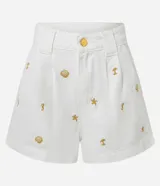 Short blanco de sarga con bordados de caracolas, caballitos de mar y estrellas de mar.
