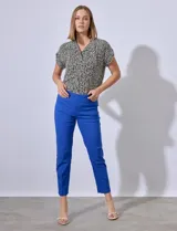 Pantalón recto en gabardina elastizada, con pretina ancha y faja interna modeladora, de la marca Zac & Rachel.