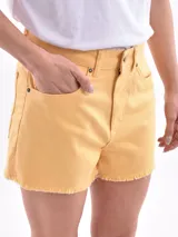 Short de jean blanco con corte a la cintura y terminación desflecada.
