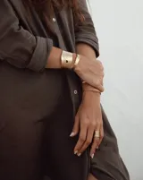 Brazalete ancho de bronce macizo con textura irregular.