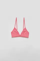 Top de bikini triangular color rosa con textura acanalada y tirantes finos.