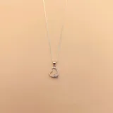 Gargantilla de plata con dije de corazón calado con circonias.