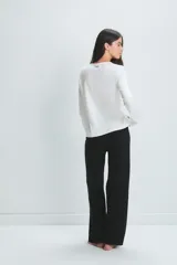 Pantalón negro de jersey de algodón, de corte recto y cómodo.
