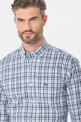 Camisa de hombre a cuadros rojos, azules y blancos, de manga larga y corte clásico.
