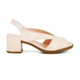 Sandalias color crema con tiras cruzadas con textura de piel de cocodrilo, taco cuadrado y tira trasera con ajuste de velcro.