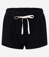Pijama de dos piezas, compuesto por una remera de viscosa negra con estampado de leopardo y un short negro con lazo en la cintura.