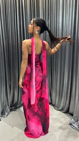 Vestido largo strapless con estampado abstracto en tonos fucsia y negro.