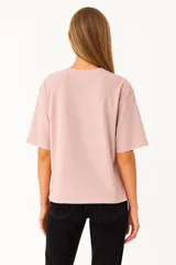 Remera negra de algodón, manga 3/4, cuello a la base y corte holgado.