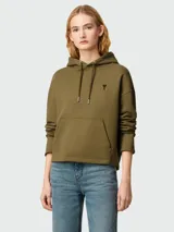 Buzo con capucha color verde oliva, con cordones ajustables y bolsillo tipo canguro. Logo bordado de corazón negro en el pecho. Corte holgado.