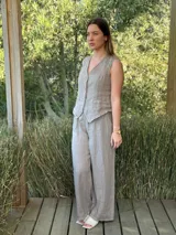 Chaleco blanco de lino con corte sastrero y botones de coco.