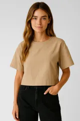 Blusa holgada de algodón color verde militar, con cuello a la base y abertura frontal con botones. Presenta mangas cortas amplias.